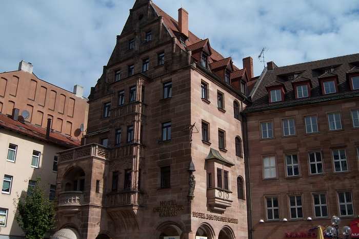 100_1656 small NUREMBERG HOUSES 2.jpg - 280690 Bytes